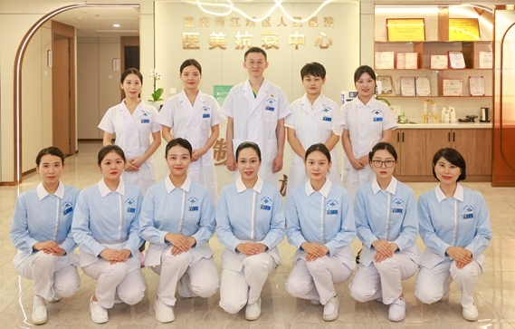 重慶兩江新區(qū)人民醫(yī)院醫(yī)美抗衰中心的整形美容碩博士醫(yī)護團隊。曾英豪攝