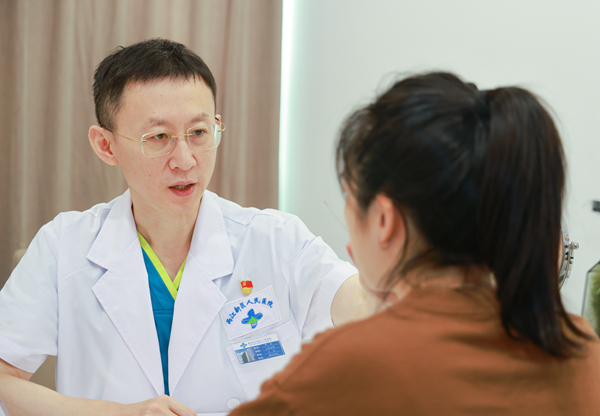 重慶兩江新區(qū)人民醫(yī)院醫(yī)美抗衰中心主任、醫(yī)學博士單磊。曾英豪攝