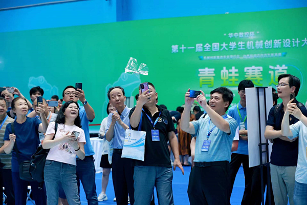 作品仿生蝴蝶現(xiàn)場演示。重慶理工大學(xué)供圖