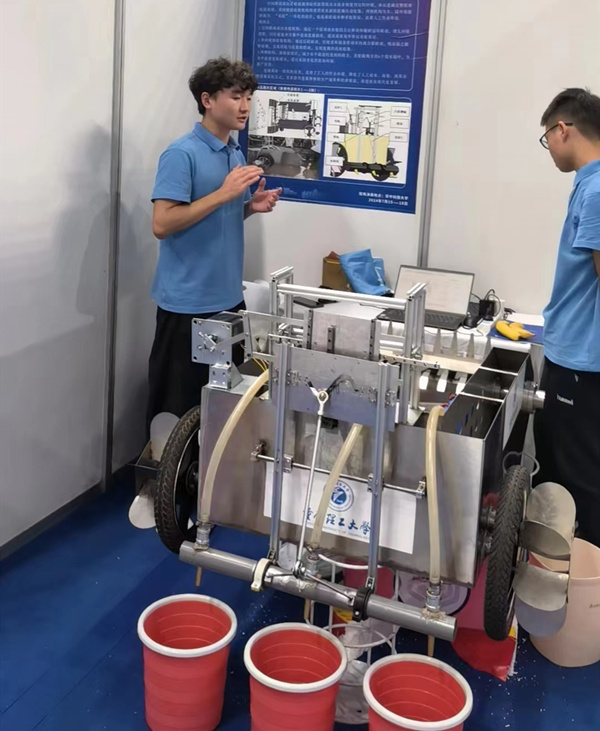 團隊成員介紹空間聯(lián)動高壓水槍蓮藕采收機的整體設(shè)計。重慶理工大學(xué)供圖