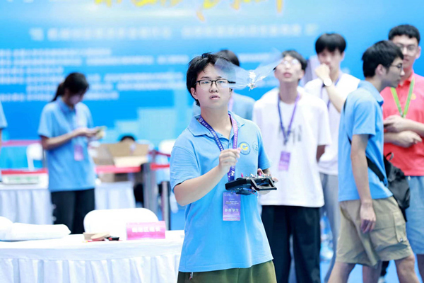 仿生蝴蝶現(xiàn)場演示。重慶理工大學(xué)供圖