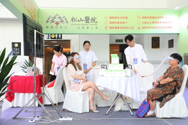展覽會上市民體驗(yàn)新型醫(yī)療設(shè)備?；顒又鬓k方供圖