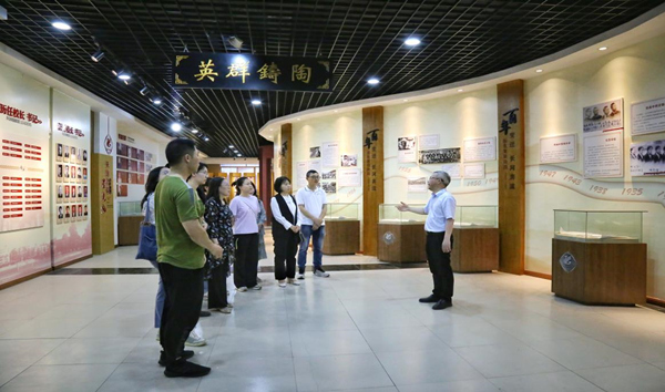 校史館講解學(xué)習(xí)。梁平中學(xué)供圖