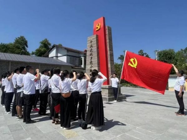 黨支部主題黨日活動(dòng)。實(shí)驗(yàn)小學(xué)供圖