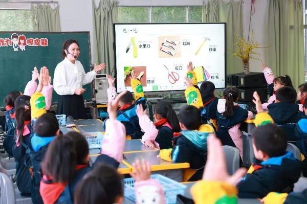 教師參加勞動(dòng)教育優(yōu)質(zhì)課競(jìng)賽。實(shí)驗(yàn)小學(xué)供圖