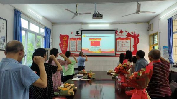 宣讀入黨誓詞。柏家鎮(zhèn)中心小學(xué)供圖