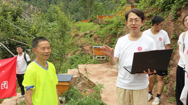 博士講解專業(yè)知識(shí)。重慶師范大學(xué)供圖