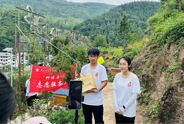 服務(wù)團(tuán)成員直播帶貨。重慶師范大學(xué)供圖