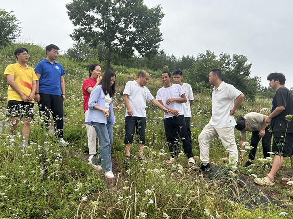 團(tuán)隊(duì)成員開(kāi)展實(shí)地調(diào)研。重慶第二師范學(xué)院供圖