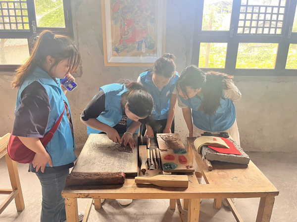 團隊成員學習體驗梁平木版年畫。重慶工商職業(yè)學院供圖