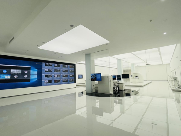 一樓展廳，數(shù)字墻上可同步展示全球各地“海扶刀”進(jìn)行治療的實(shí)時(shí)動(dòng)態(tài)。主辦方供圖