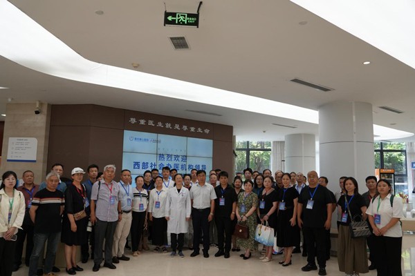 考察團(tuán)在重慶康心醫(yī)院參觀交流。主辦方供圖