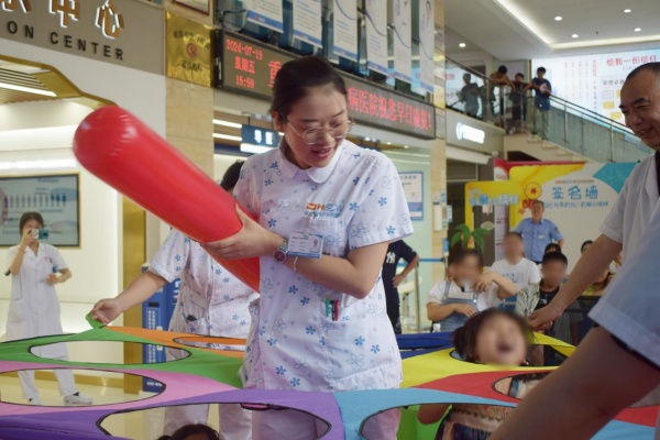 親子互動(dòng)游戲。重慶迪邦皮膚病醫(yī)院供圖