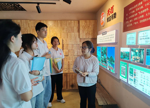 實(shí)踐團(tuán)成員聽何權(quán)艷講致富密碼。重慶理工大學(xué)供圖