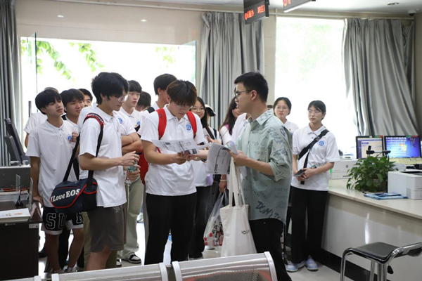 團(tuán)隊(duì)成員走訪社保大廳。重慶財(cái)經(jīng)學(xué)院供圖