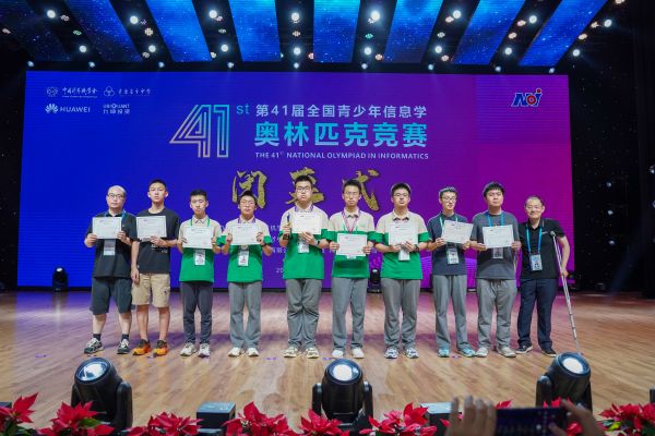 重慶八中學(xué)子與教練合影。重慶八中供圖