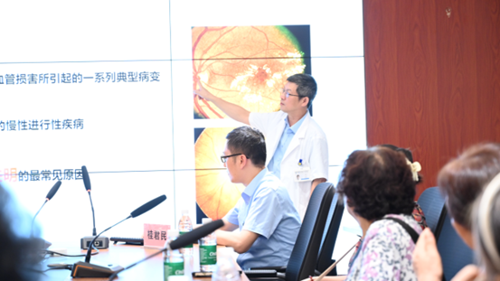 桂君民開展主題科普講座。重慶南坪愛(ài)爾眼科醫(yī)院供圖