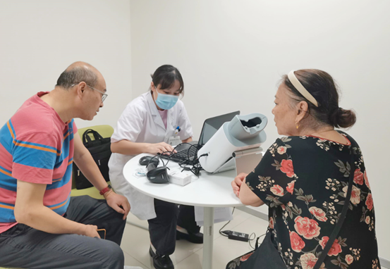 眼底病科醫(yī)生為糖尿病患者做AI眼底照相。重慶南坪愛(ài)爾眼科醫(yī)院供圖