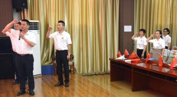 重溫入黨誓詞。重慶市南川區(qū)隆化第五小學(xué)校供圖