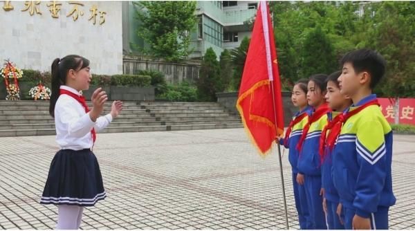 “紅領(lǐng)巾”社團(tuán)開(kāi)展宣講活動(dòng)。重慶市南川區(qū)隆化第六小學(xué)校供圖