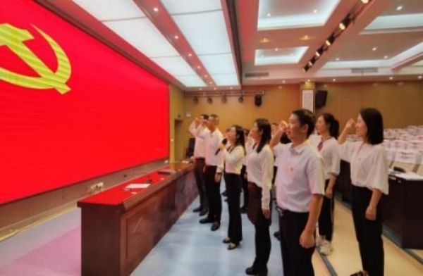 重溫入黨誓詞。重慶市南川區(qū)九鼎山小學(xué)校供圖