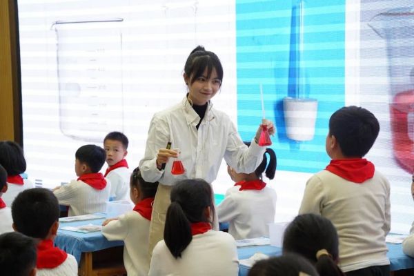 新教師“亮彩課”。重慶市南川區(qū)九鼎山小學(xué)校供圖