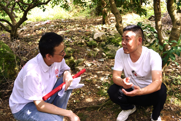 實踐隊成員與臍橙種植農(nóng)村承包戶代表交流。西南大學(xué)供圖