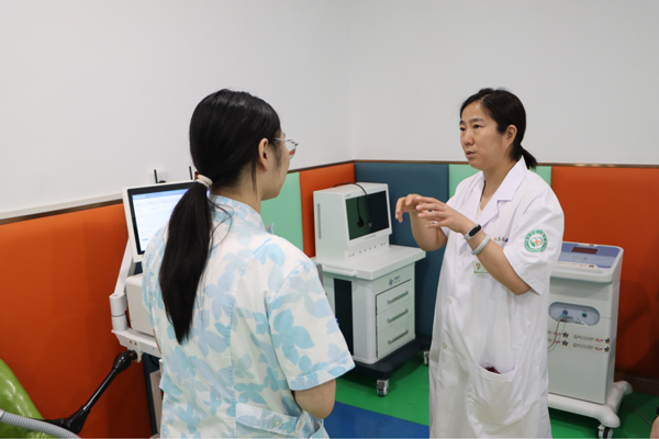 王獻娜參觀醫(yī)院。重慶天佑兒童醫(yī)院供圖