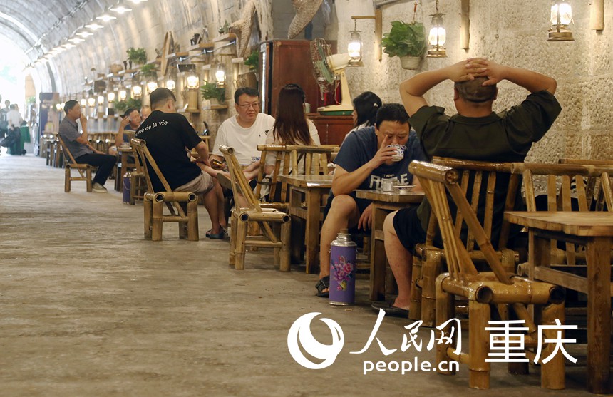 重慶市民在渝北區(qū)一防空洞茶館喝茶納涼。人民網(wǎng)記者 馮文彥攝