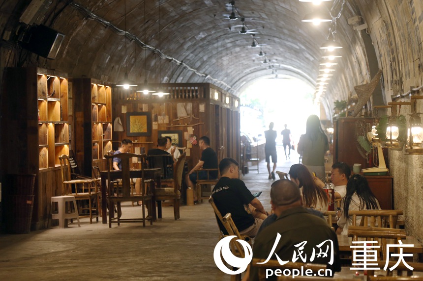 重慶市民在渝北區(qū)一防空洞茶館喝茶納涼。人民網(wǎng)記者 馮文彥攝
