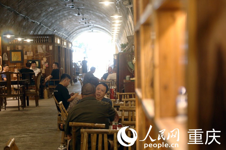 重慶市民在渝北區(qū)一防空洞茶館喝茶納涼。人民網(wǎng)記者 馮文彥攝