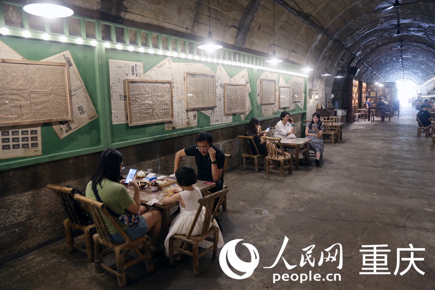 重慶市民在渝北區(qū)一防空洞茶館喝茶納涼。人民網(wǎng)記者 馮文彥攝