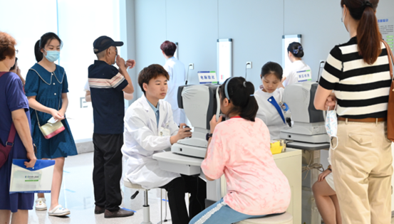 醫(yī)生為孩子進行視力檢查。重慶南坪愛爾眼科醫(yī)院供圖