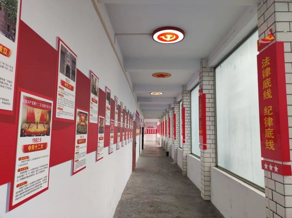 學(xué)校黨建文化長(zhǎng)廊。奉節(jié)縣三臺(tái)小學(xué)校供圖