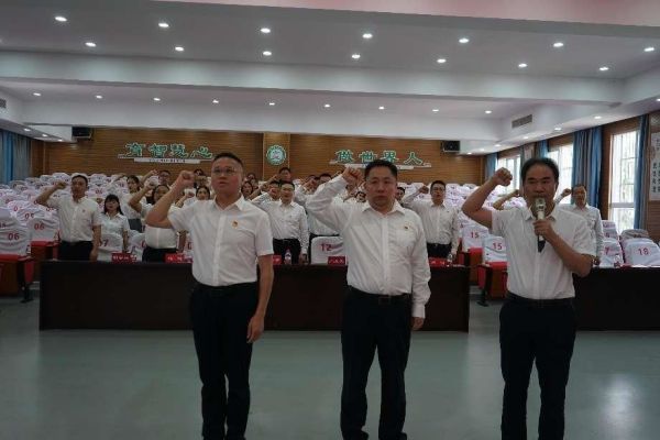 重溫入黨誓詞。奉節(jié)縣三臺(tái)小學(xué)校供圖