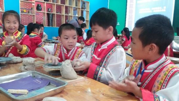 傳承非遺——陶藝。黔江區(qū)民族小學(xué)校供圖