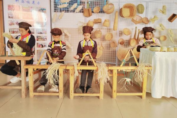 學(xué)生“非遺”竹麻編制作。潼南區(qū)臥佛鎮(zhèn)小學(xué)校供圖