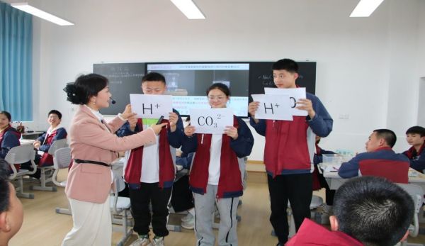 化學(xué)教研課。重慶市潼南第一中學(xué)校供圖