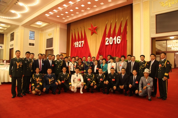 部分全國(guó)愛(ài)國(guó)擁軍模范單位代表合影。合川區(qū)涼亭子小學(xué)供圖