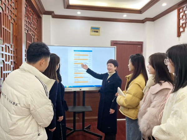 研討教師發(fā)展性評(píng)價(jià)系統(tǒng)。合川區(qū)涼亭子小學(xué)供圖