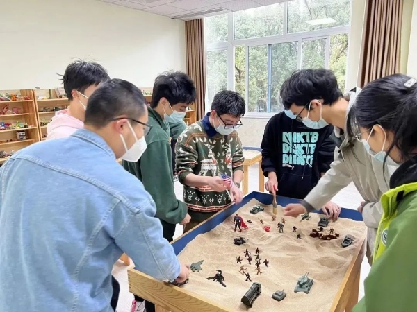 心理團(tuán)隊(duì)輔導(dǎo)。合川中學(xué)供圖