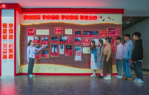 黨建文化長廊。育才職教中心供圖