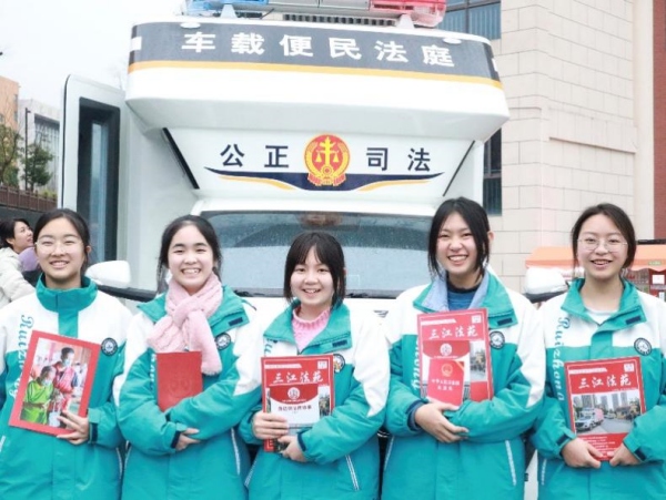 “與法官同上一堂思政課”活動(dòng)。合川瑞山中學(xué)供圖