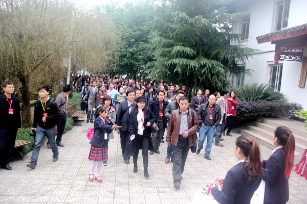 育才學校導游小先生向全國700余名嘉賓講解陶行知的故事。合川育才學校供圖