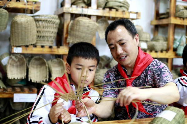 《竹編》生活教育課程。合川育才學校供圖