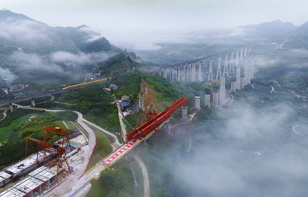 渝萬高鐵新橋雙線特大橋橋墩成排成列，巍峨聳立。建設(shè)方供圖