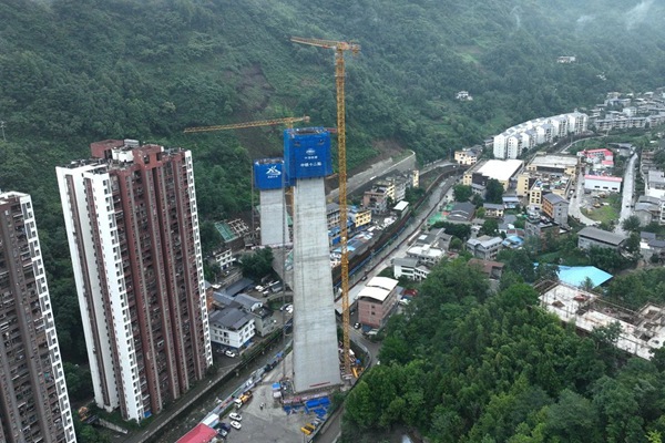 西渝高鐵繆家梁特大橋項目現(xiàn)場。建設(shè)方供圖