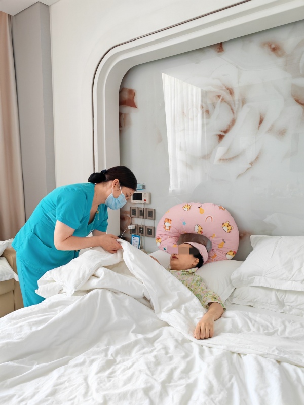 醫(yī)生查房。重慶安琪兒婦產(chǎn)醫(yī)院供圖