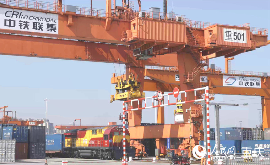 重慶國(guó)際物流樞紐園區(qū)的重慶鐵路集裝箱中心站。 人民網(wǎng)記者 劉祎攝