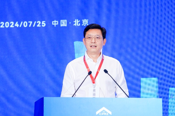 全國(guó)物業(yè)服務(wù)標(biāo)準(zhǔn)化技術(shù)委員會(huì)副主任、中國(guó)物業(yè)管理協(xié)會(huì)標(biāo)準(zhǔn)化建設(shè)專業(yè)委員會(huì)主任、新大正董事長(zhǎng)李茂順發(fā)表主題演講。主辦方供圖